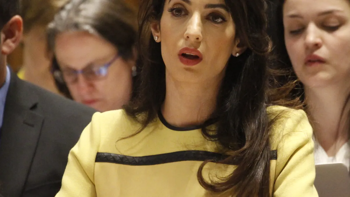 Amal Clooney beim roten Teppich mit George Clooney, Hintergrund Natural History Museum London