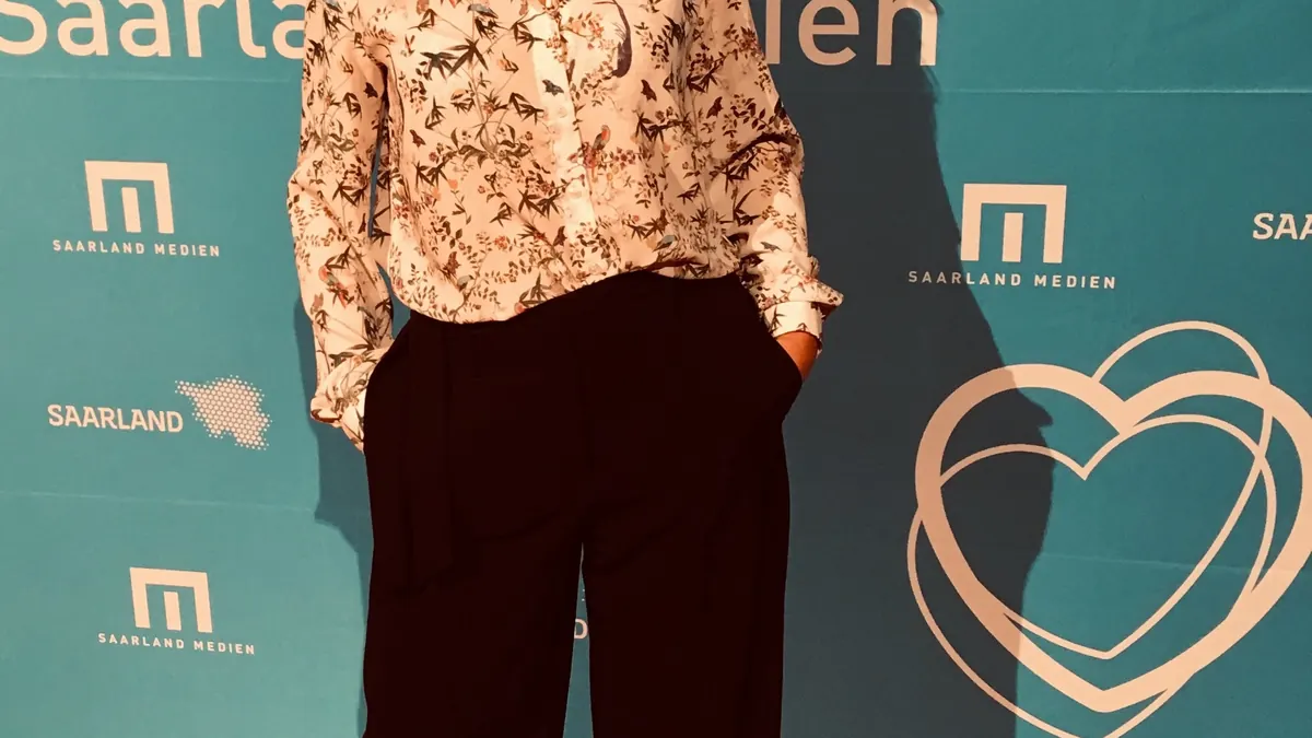 Claudia Schmutzler zum 60. Geburtstag vor einem Trabi