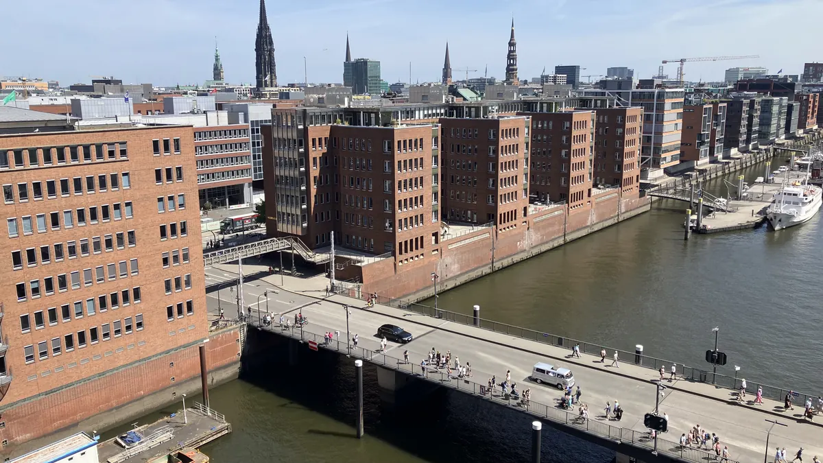 Plaza der Elbphilharmonie Hamburg mit Eintrittsschildern
