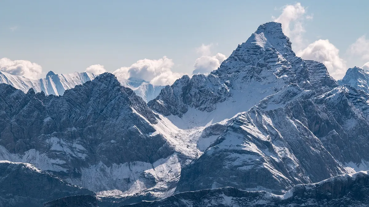 Foto vom Hochvogel mit sichtbarem Riss und Forschern, die Messgeräte einsetzen