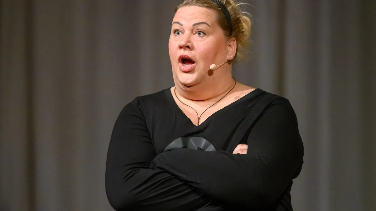 Ilka Bessin im Dirndl – Trachten‑Look der Comedienne