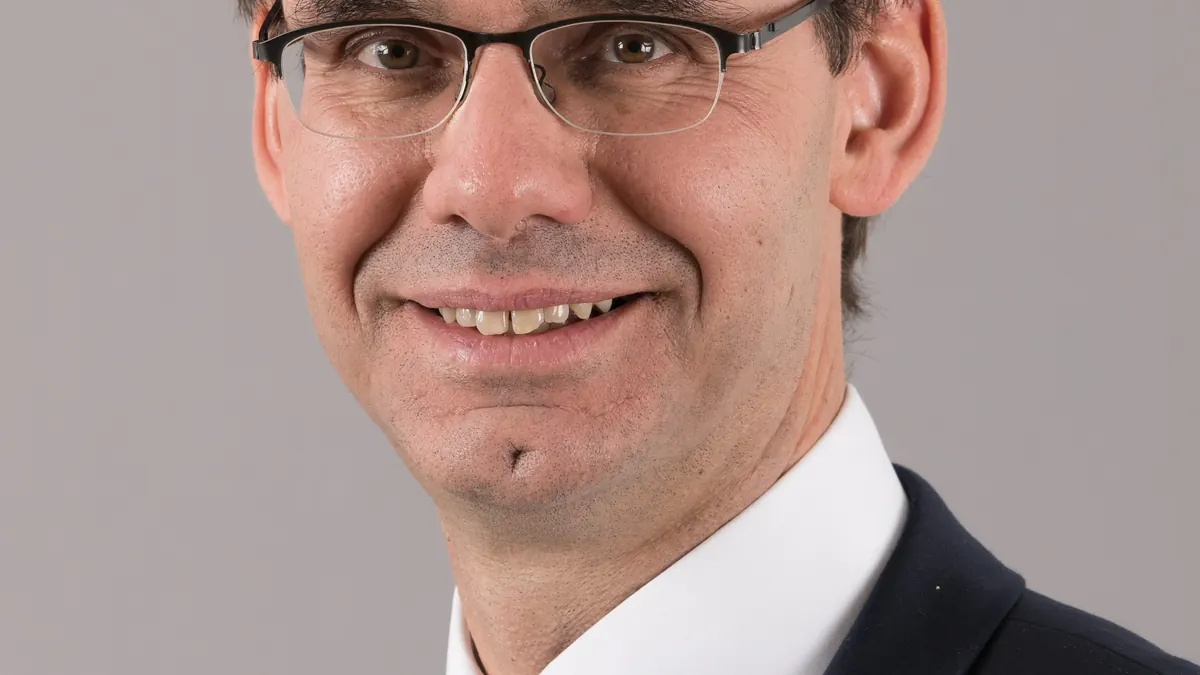 Markus Waldner als FIS‑Rennchef vor alpinem Hintergrund