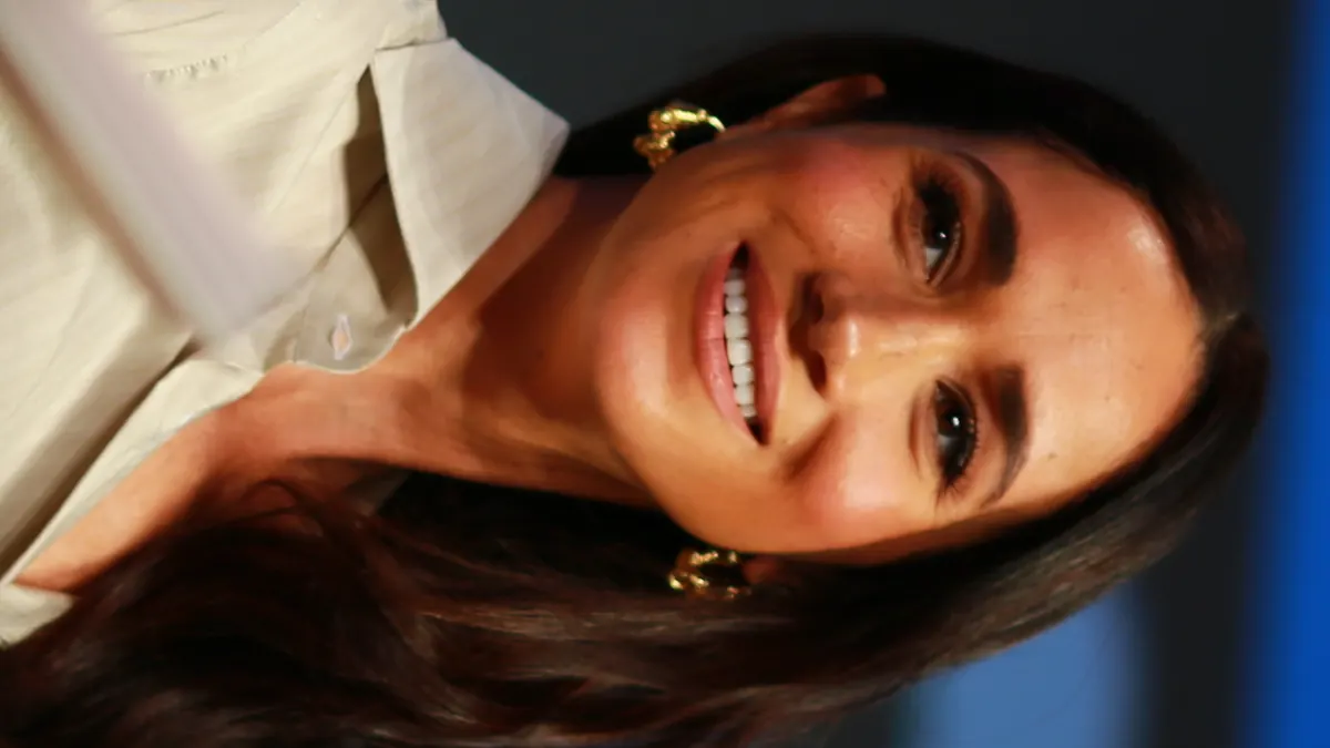 Meghan beim Kochen an ausgeschaltetem Herd – Werbefoto für As Ever
