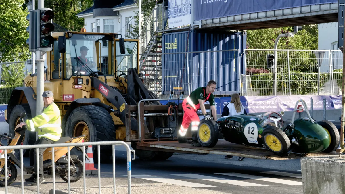 BMW nach Unfall in der Tiefgarage von Untergiesing-Harlaching, Betonwand und Rettungskräfte
