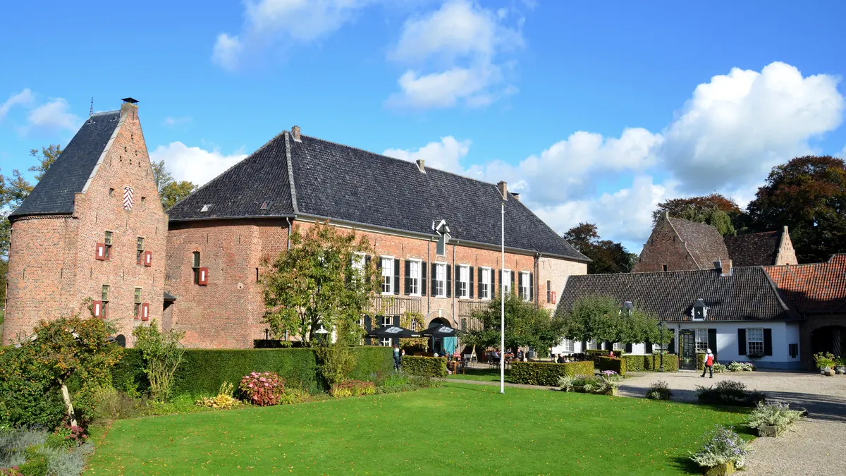 Verkaufsoffener Sonntag in Lübeck – Menschen beim Einkaufen im Stadtzentrum