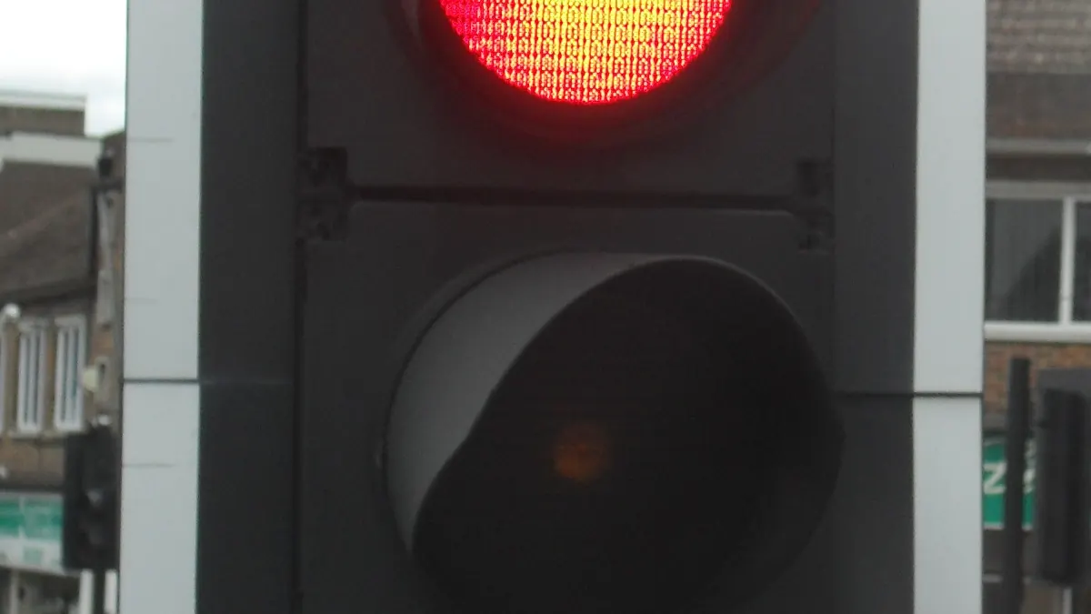 Verkehrszeichen warnt vor älteren Menschen – britisches Schild neben beschädigtem deutschen Verkehrszeichen